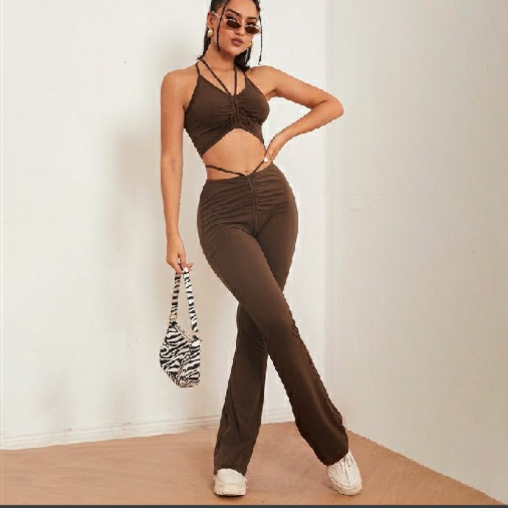 🤎🤎Brown Halter Top & Ruched Flare Pants Set🤎🤎 - Picture 3 of 4